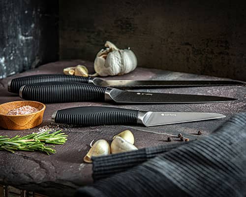 A set of Circulon knives with black handles