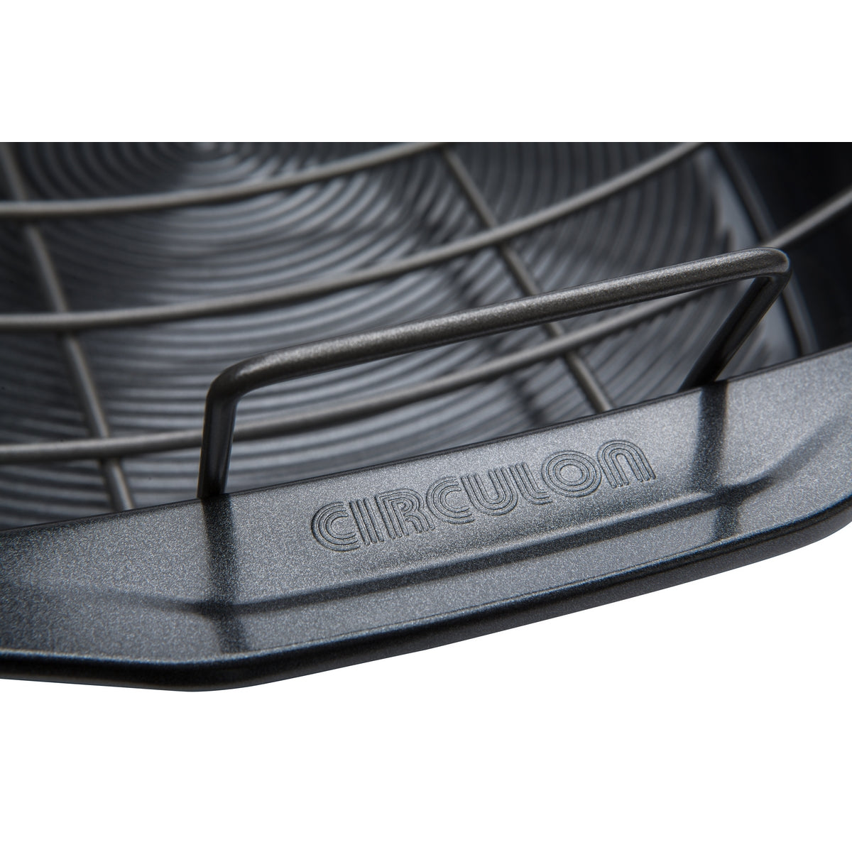 Close up of Circulon logo on the edge of the non-stick roasting tin.
