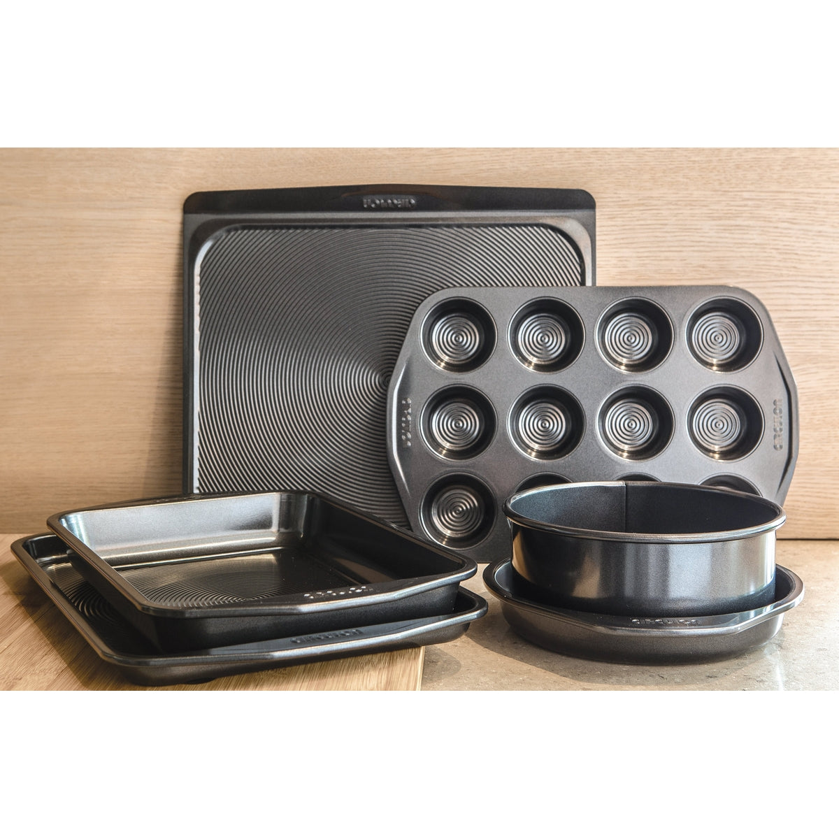 Image showing the full range of non-stick bakeware from Circulon.